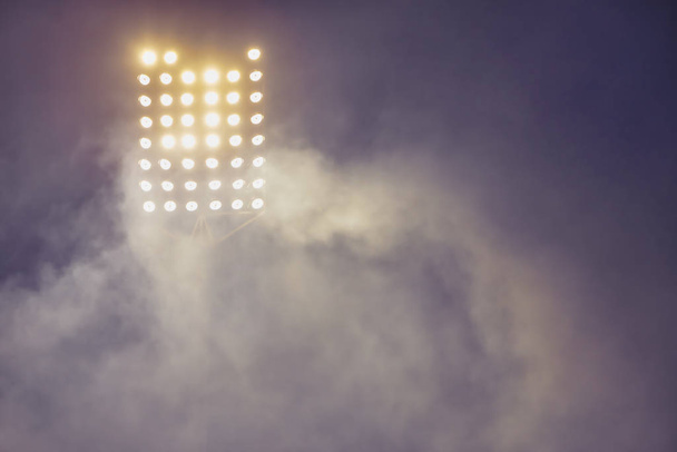 lumières du stade et fumée sur fond de ciel nocturne sombre
 - Photo, image
