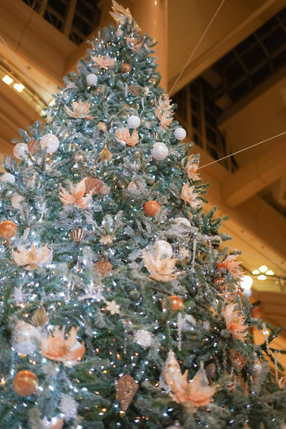 weiß und niedlich Weihnachtsbaum Bild von - Foto, Bild
