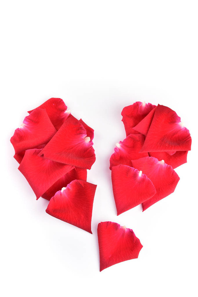 coeur cassé rouge de pétale de rose isolé sur fond blanc
 - Photo, image
