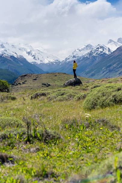 Una mujer excursionista mira a las montañas de El Chalten, Patagonia, Argentina. - Foto, imagen