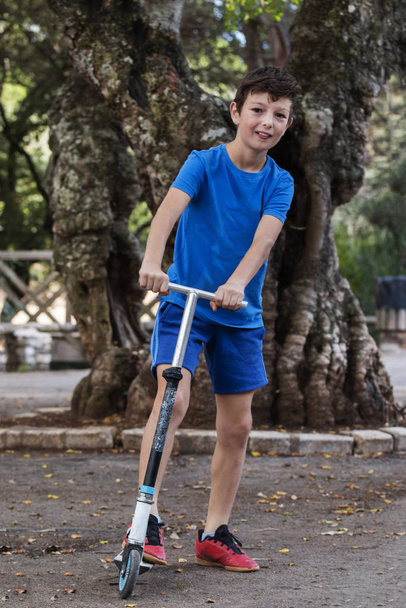 Leuke jongen met skate scooter - Foto, afbeelding
