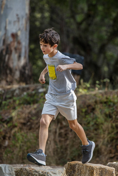 Aranyos fiú szabadtéri futás - Fotó, kép