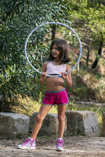 Linda chica posando con hula hoop
 - Foto, imagen