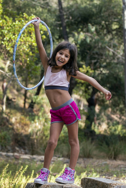 Fille mignonne posant avec hula hoop
 - Photo, image