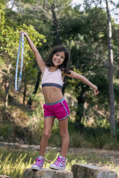 Nettes Mädchen posiert mit Hula-Hoop-Reifen - Foto, Bild