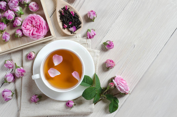 Kopje thee met rozenblaadjes - Foto, afbeelding
