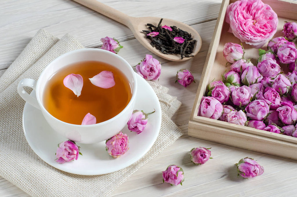 Kopje thee met rozenblaadjes - Foto, afbeelding