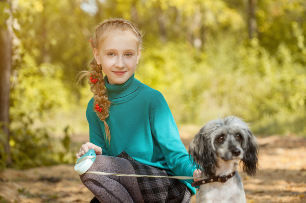 Cute smiling freckled girl posing with dog - Fotoğraf, Görsel