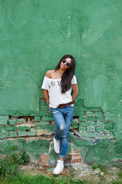 Outdoor street fashion portrait of stylish woman in sunglasses - - Foto, Imagem