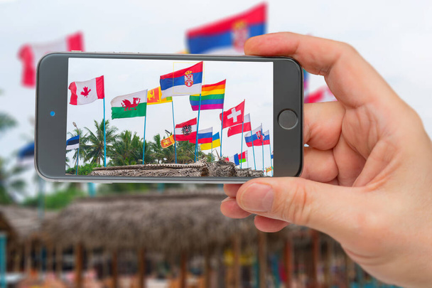 Флаги всех стран мира на пляже. Фото смартфон. Смар
 - Фото, изображение