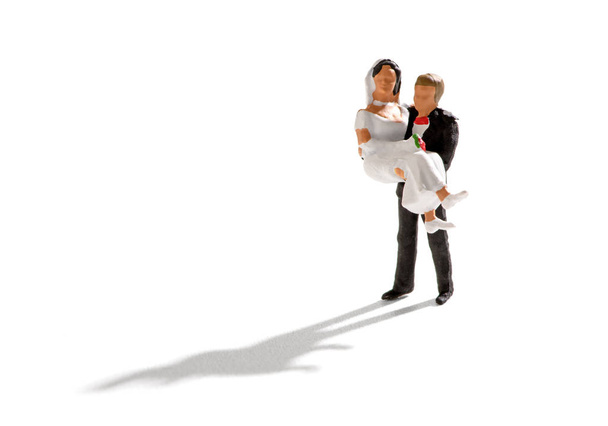 Net getrouwd miniatuur op wit - Foto, afbeelding