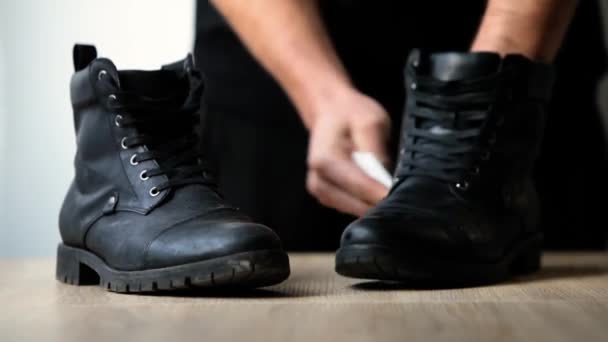 Un hombre limpiando botas sucias con un trapo blanco
 - Imágenes, Vídeo