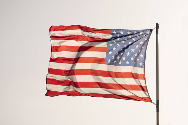 bandera americana sobre un cielo azul
 - Foto, imagen