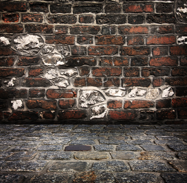 fundo grunge, parede de tijolo vermelho textura parede de gesso brilhante e blocos calçada estrada abandonada exterior fundo urbano para o seu conceito ou projeto
 - Foto, Imagem