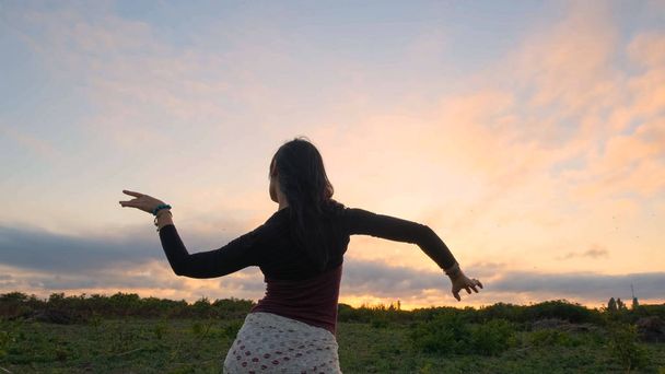 Felice danza femminile nei campi estivi durante il bel tramonto
 - Foto, immagini