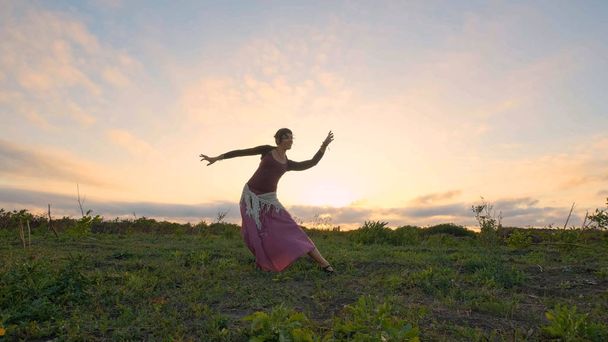 Güzel günbatımında yaz tarlalarında mutlu kadın dansları - Fotoğraf, Görsel
