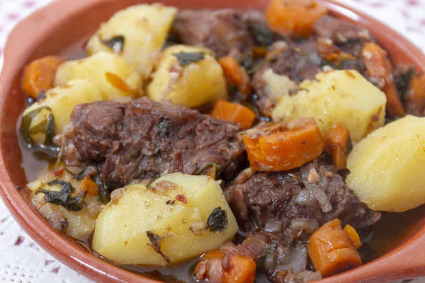 χωριάτικο γεύμα από ουρά βοδιού με πατάτα και καρότο - Φωτογραφία, εικόνα
