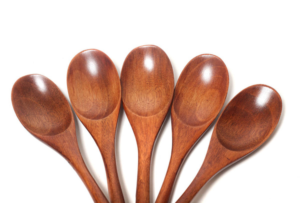 cucchiai di legno su sfondo bianco
 - Foto, immagini