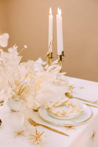 romantico tavolo di lusso decorazione candeliere fiamma
 - Foto, immagini