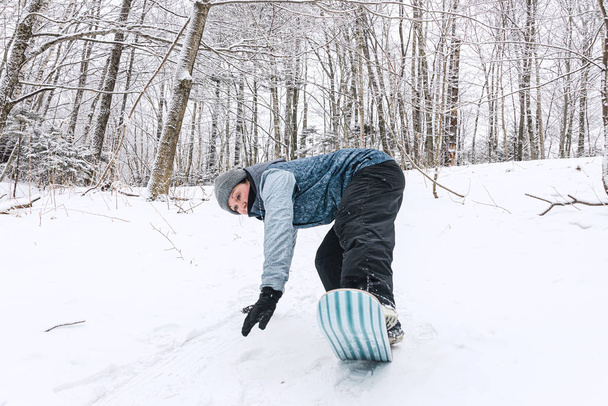 Persona montando snowskate board en un sendero de invierno
 - Foto, imagen