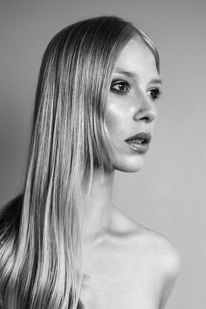 Porträt eines schönen Mädchens mit perfekt langen, glänzenden blonden Haaren Studioaufnahme - Foto, Bild