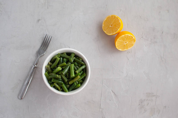 ニンニクとレモンとオリーブオイルで調理された緑の豆 - 写真・画像