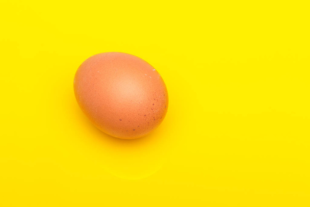 Tavuk yumurtaları, çiftlikten taze toplanmış çiğ yumurtalar. - Fotoğraf, Görsel