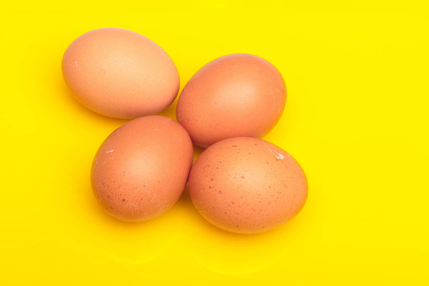Hühnereier, rohe Eier frisch vom Hof gepflückt - Foto, Bild
