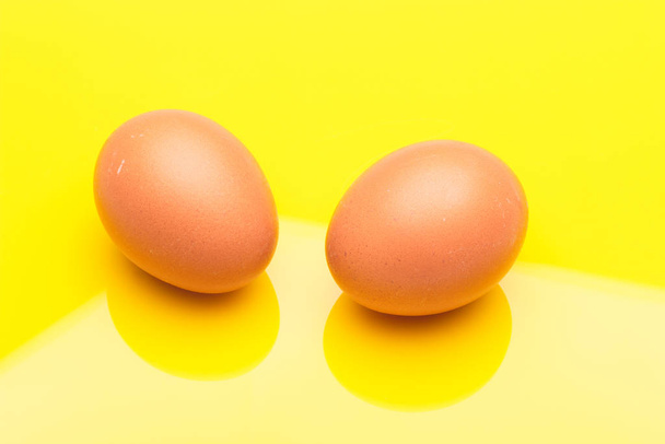 Tavuk yumurtaları, çiftlikten taze toplanmış çiğ yumurtalar. - Fotoğraf, Görsel