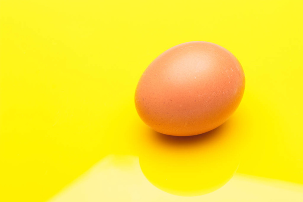 Huevos de pollo, huevos crudos recién recogidos de la granja
 - Foto, imagen