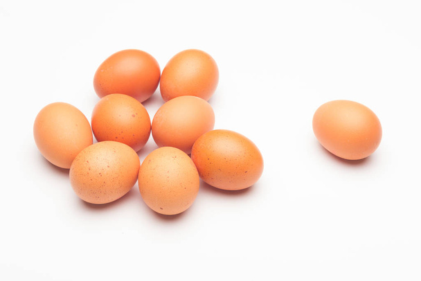 Kuřecí vejce, syrová vejce čerstvě sklizená z farmy - Fotografie, Obrázek