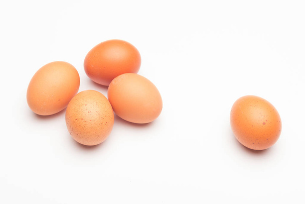 Куриные яйца, сырые яйца, свежесобранные с фермы
 - Фото, изображение