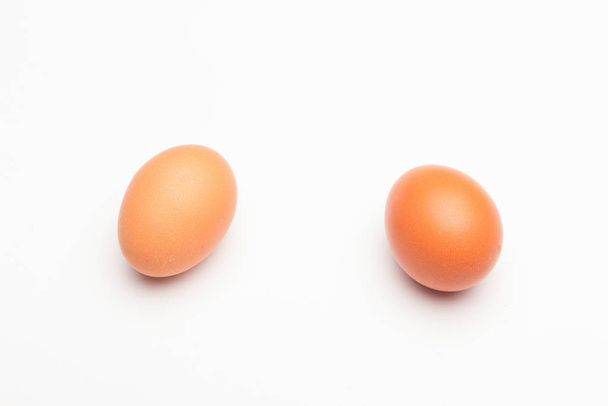 Kuřecí vejce, syrová vejce čerstvě sklizená z farmy - Fotografie, Obrázek