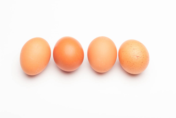 Kippeneieren, rauwe eieren vers geplukt van de boerderij - Foto, afbeelding