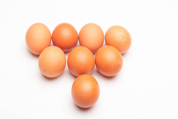 Csirketojás, nyers tojás frissen szedve a gazdaságból - Fotó, kép