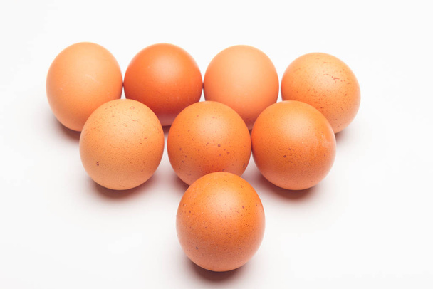 Куриные яйца, сырые яйца, свежесобранные с фермы
 - Фото, изображение