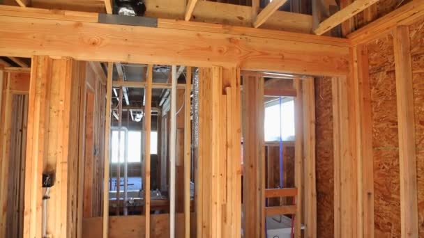 Interior de uma nova casa vigas de madeira na construção casa residencial enquadramento
 - Filmagem, Vídeo