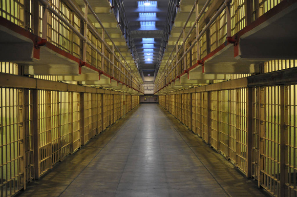 im Gefängnis von Alcatraz in der Abenddämmerung. - Foto, Bild