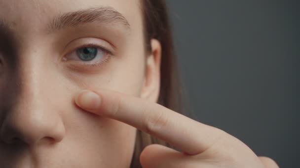 Mladá žena dává základ krém na její obličej - Záběry, video
