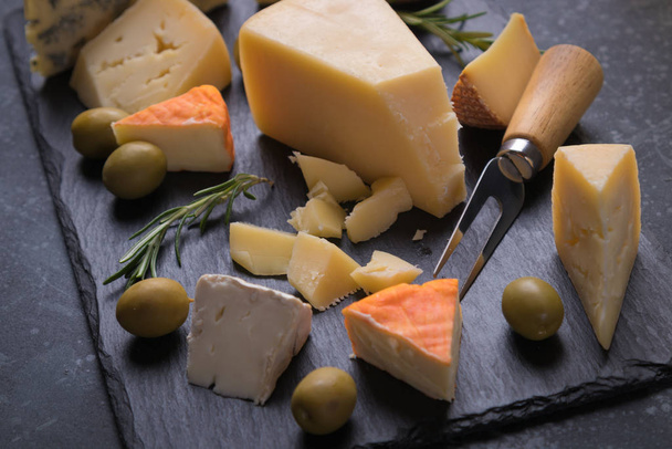 Aged cheese round and slices - Foto, Bild