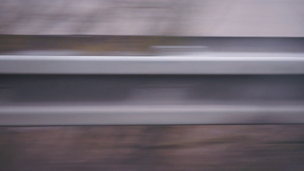 Tło wykonane z ruchu szarego paska metalowego rozdrabniacza na autostradzie. - Materiał filmowy, wideo