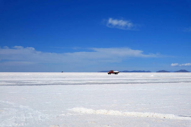 Salar de Uyuni sósíkságok, messziről sózható teherautóval, Bolívia, Dél-Amerika - Fotó, kép