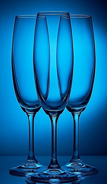 Три бокала шампанского на голубом фоне
 - Фото, изображение