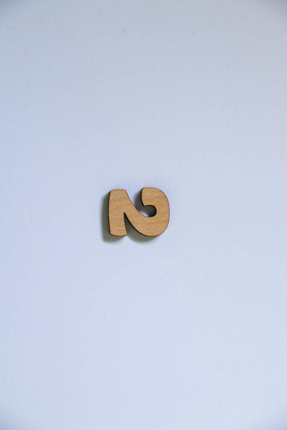 pequenos números de madeira em um fundo branco isolado
 - Foto, Imagem