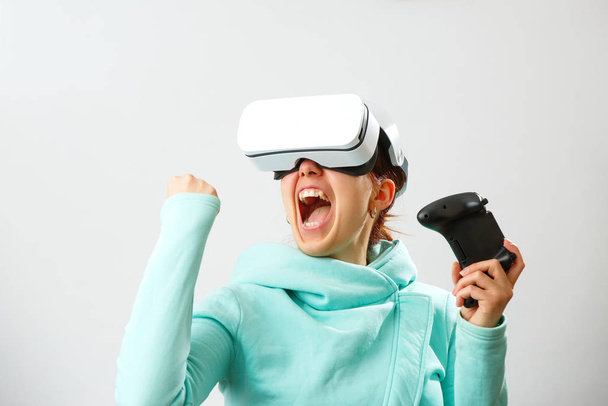 Donna con auricolare realtà virtuale sta giocando. - Foto, immagini