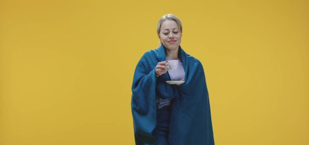 больная женщина пьет чай - Фото, изображение