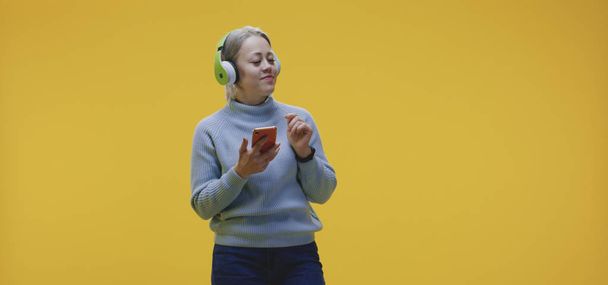 Woman dancing and listening music - Photo, Image