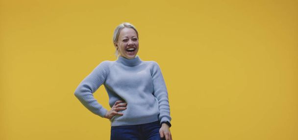 jonge vrouw lachen - Foto, afbeelding