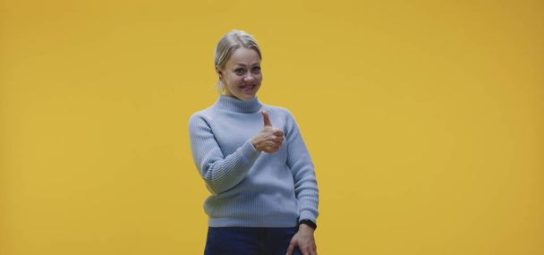 Woman showing thumbs up - Foto, afbeelding