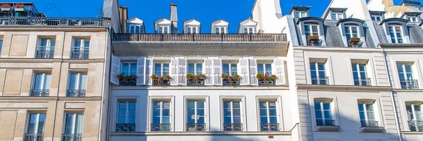 Paris, typische Fassade und Fenster, schönes Gebäude rue Reaumur - Foto, Bild